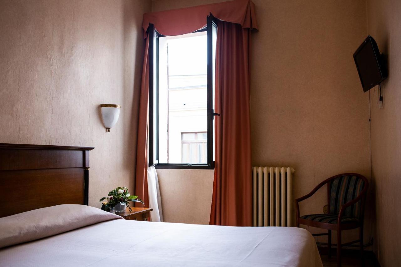 Hotel Astor Πιατσέντζα Εξωτερικό φωτογραφία