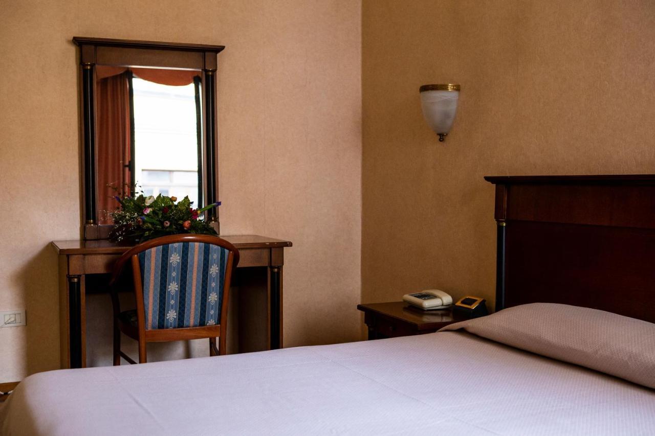 Hotel Astor Πιατσέντζα Εξωτερικό φωτογραφία