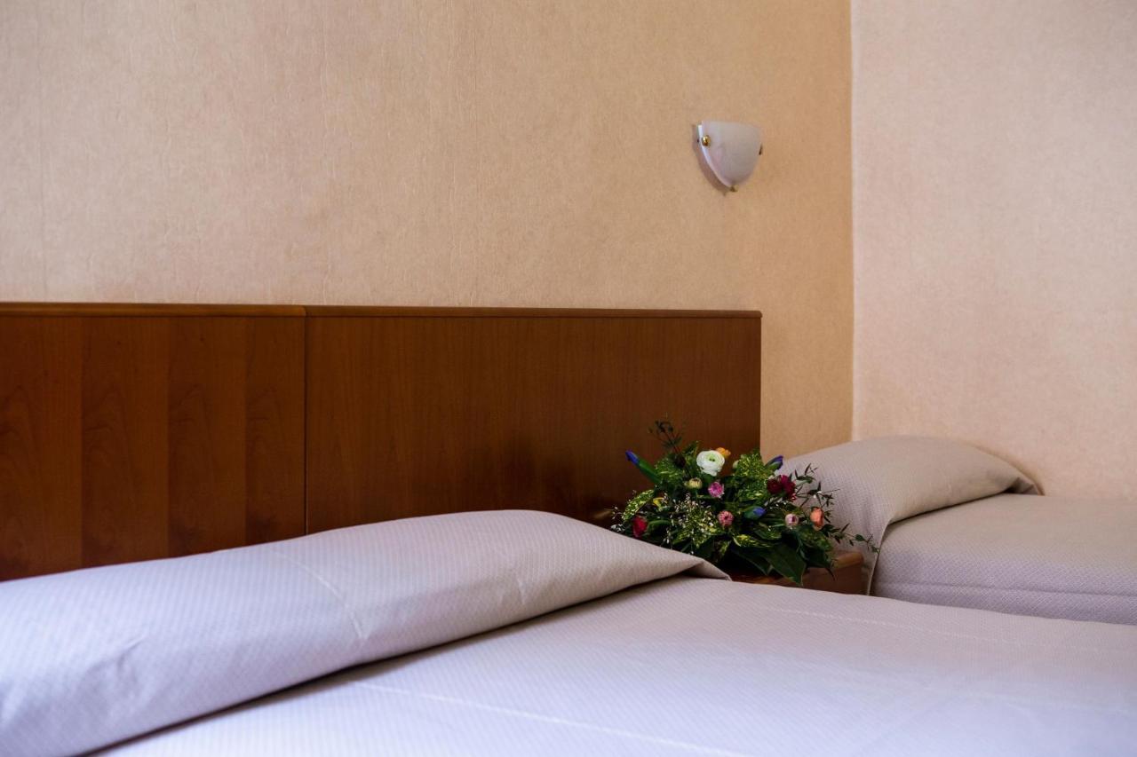 Hotel Astor Πιατσέντζα Εξωτερικό φωτογραφία