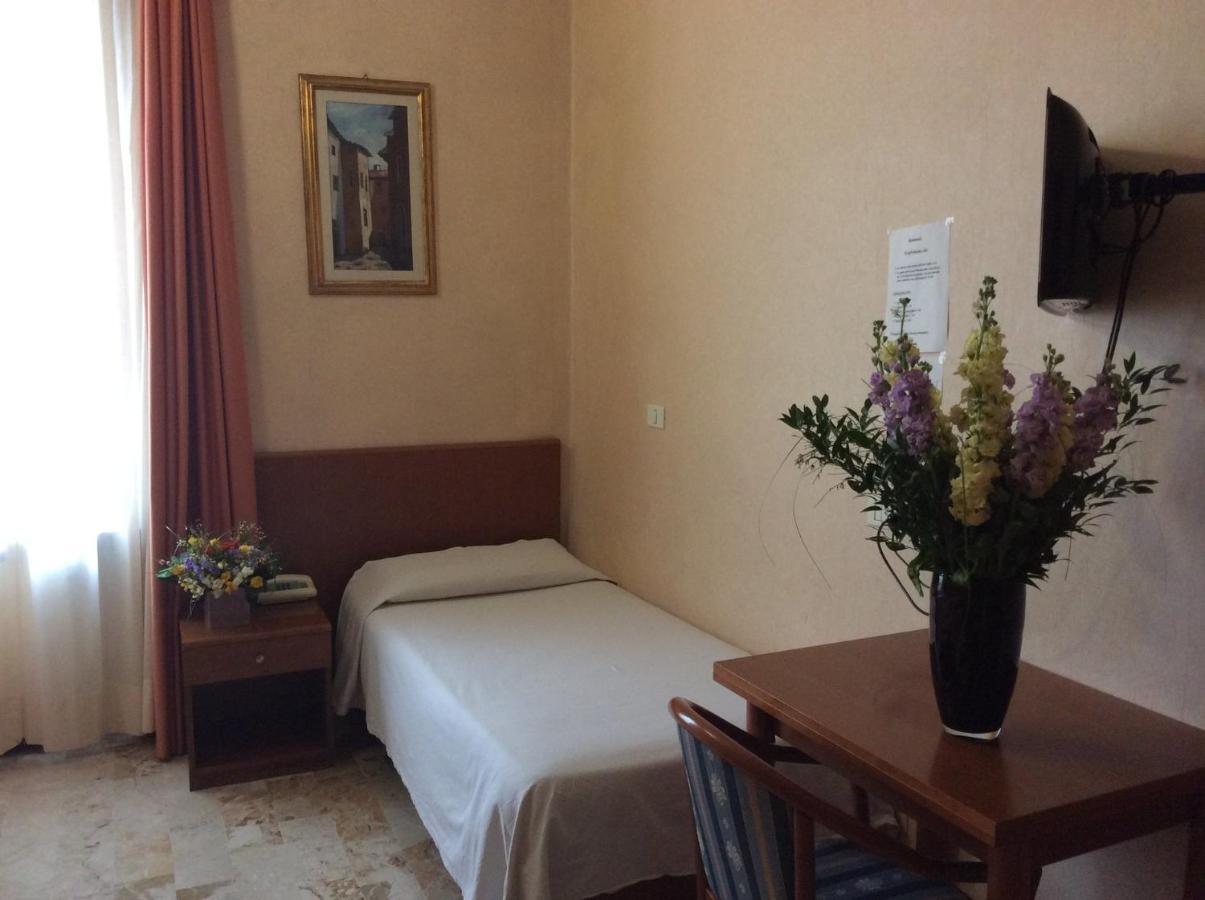 Hotel Astor Πιατσέντζα Εξωτερικό φωτογραφία